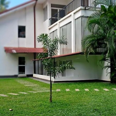 Готель Urban Breeze Kundasale Екстер'єр фото